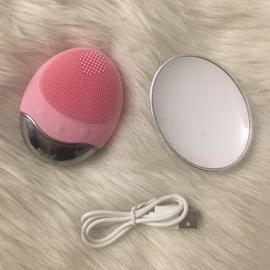 Deep cleansing face brush